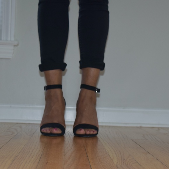 Women's Pelle Moda Black Ankle Strap Sandal Size 9 - Picture 3 of 5